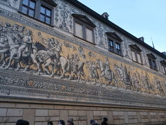歴代の王が描かれた、ドレスデン城の壁は
『君主の行列』と名付けられています。