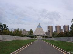 しばらく歩くと平和と調和の宮殿（通称：ピラミッド）が見えました。
会議場やコンサートホールを擁する文化施設です。