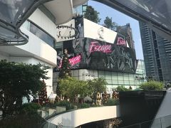 Phrom Phong 駅（BTS）

11月27日（火）　　11:45

ホテルで一休みして今度は3人で
BTSでPhaya Thai（パヤタイ）駅　へ

