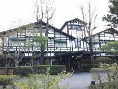 朝日に輝く軽井沢万平ホテル正面の全景