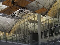 ２０１８年１２月２３日、午後２時２０分に香港エキスプレスで関西空港を出発。午後５時５０分に香港国際空港に到着。荷物は７㎏以下にしていたが行きも帰りも重さを計られることはなかった。着陸はほとんど振動もなく上手だった。香港の往復航空券の料金は一人３万７８０円。