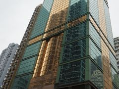 空港からバスで宿泊する西常盤にあるベストウエスタンプラスホテルへ。バス料金はアダルトで４５香港ドル、シニアで２２香港ドル。このホテルは空港へ行くバスは目の前で停まるし、地下鉄の西常盤駅は歩いて数分と抜群のロケーション。部屋も結構広かった。