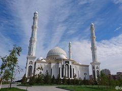 中央アジア最大級の大きさを誇るハズィレット・スルタン・モスク。
2012年に建てられたモスクで、くすみのない純白の外観が美しいです。

中を見学したいところでしたが、フライトの時間が迫ってきたので、また次回（泣）