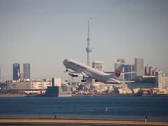 スカイツリーをバックにTake off !!