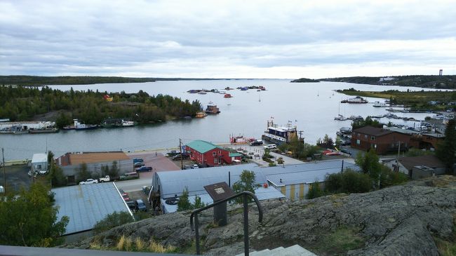 オールドタウンのかわいい町並みを見ながらパイロットモニュメントに向かいます。<br />オールドタウンは、グレイトスレイブ湖に半島のようにせり出しているところに位置しています。<br />