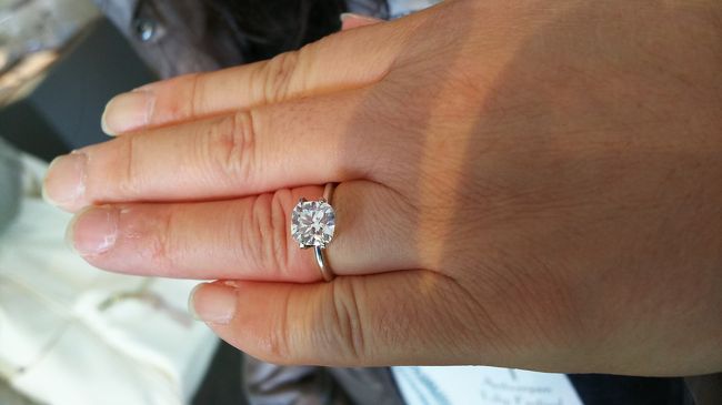 同僚は海外旅行に行くと、記念にその地のジュエリーを購入するそうで、いろいろ試してダイヤのリングを購入。<br />ダイヤの底にメープルが見えるそうです。