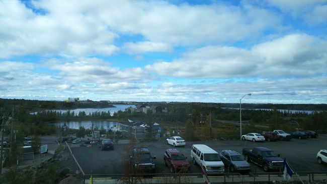 朝、6時頃目が覚めました。<br />いいお天気です。でもちょっと雲が多いかなあ。<br />オーロラは雲があると見えにくいのです。<br />夜には雲が引くといいけど。<br />今日は、カナダ　イエローナイフ最終日です。<br />風邪気味の同僚を起こさないようにそっと身支度し、ホテル内をちょっと探検したいと思います。<br />