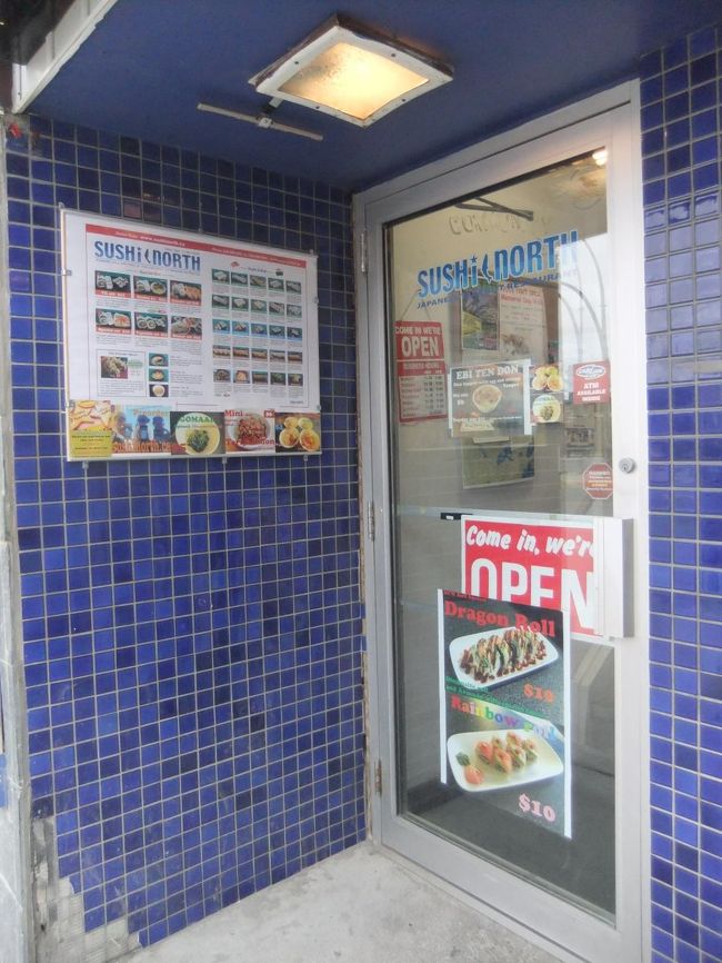 入り口はこんな感じ。<br />お店は二階です。