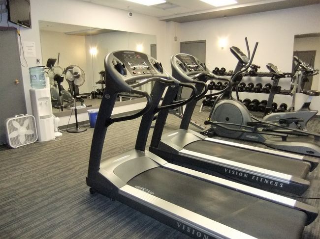 トップラインラウンジからさらに奥に進むと、披露宴のできそうな大きなお部屋がありました。<br />さらに進むと、地下にフィットネスルームがありました。<br />ちょっとだけランニングマシーンを使って帰室。<br />同僚は、目を覚ましたら私がいなくて心配していたそうで、怒られちゃいました。<br /><br />