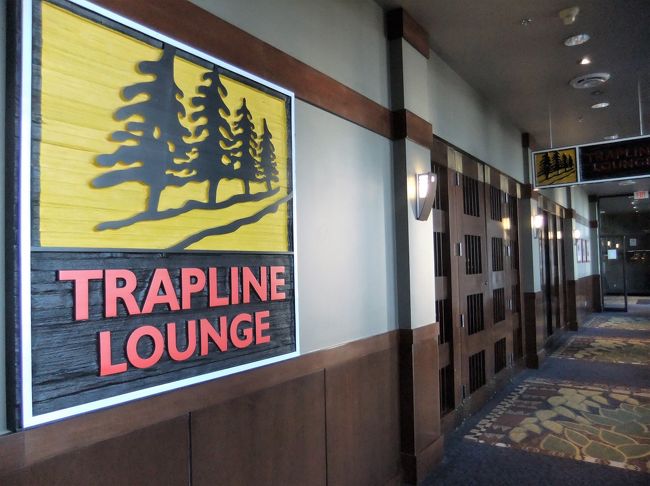 1階に降りて、玄関右手にトラップラインラウンジがありました。<br />まだ開いていないみたい。<br />