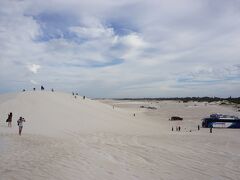 ツアーの最後はランセリン大砂丘。
白っぽい砂ですね。