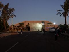 5:30pmに再集合していよいよアブシンベル神殿の音と光のショーに出発です。
ホテルからはすぐなのですが、バスで移動。
バスを降りてからアブシンベルの入り口まではお店がたくさん。
当然呼び込みも激しいです。
ちょっと楽しそうなお店もたくさんあったのですが、値段交渉が面倒くさすぎ。
苦手なんですよね～、なので残念ながら素通り。
