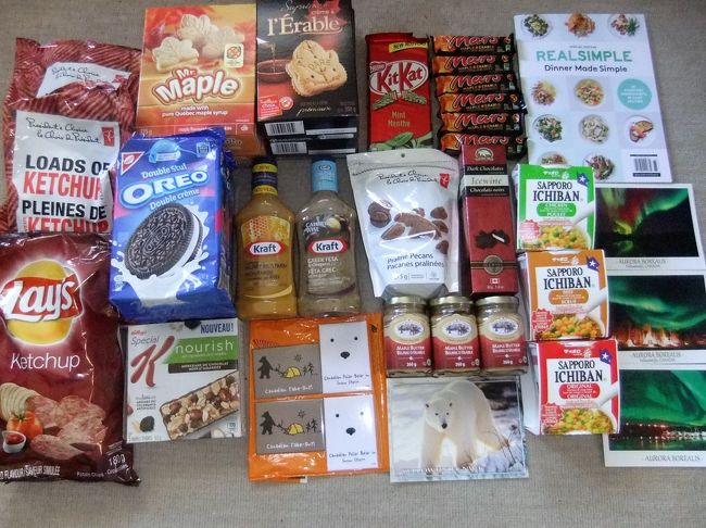 お土産一覧。<br />レイズのポテチはケチャップ味で酸味が強かった。<br />メープルシロップクッキーは帰国後数が足りず、近所のドンキで買い足しました。<br />カナダのオレオは日本のオレオより美味しい、と聞き購入。<br />職場で食べ比べしましたが、はっきりとわかる大きな違いはなかったかな。<br />チョコバー。ばらまき土産用だったけど､ほんと激甘で、ごめん、食べられないかも、と謝りながら渡しました。<br />ケロックのナッツバーは美味しかった。<br />ハインツのドレッシングはハニーマスタード味とフェタチーズ味。<br />正直失敗。重かったのに。<br />右上の料理本は帰国後、時々眺めて楽しんでます。<br />絵はがきやマグネットはインディペンデントの道路向かいにあるノーザンスーヴェニア＆ギフトで見つけました。