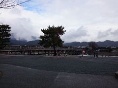 神戸から阪急を乗り継いで嵐山に。大晦日なので少しは空いているかと思ったが結構混雑。