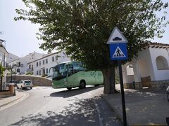 「サアラ・デ・ラ・シエラ村　バス停」

14：30頃、
ロンダから約1時間ちょっと、
無事、サアラ・デ・ラ・シエラ村へ到着。

下車前、バス運転手から、スペイン語でしきりに話しかけられた。
心配している様子で、何かを質問された。
スペイン語が分からなかった。

途中、「バック？」という言葉が聞こえてきたので、
いつ帰るのか？と質問されていると思い、
「明日（戻る）」と答えたところ、
コイツ、伝わらないなーといった表情をされてしまった。

今思えば、この運転手さん、「（ロンダへ帰る）明日は祝日で、
バスは運休だけどどうやって帰るの？」という事を
恐らく心配して話しかけていたのでしょう。

明日は祝日でバスが運休状態に気がついていない私は、
のー天気に、「着いたぞ～♪」というルンルン気分で
バスを降りたのでありました。
明日の午後、半泣き状態になることを知らずに･･･。

さて、丘の上にあるホテル目指して、歩きましょ！




