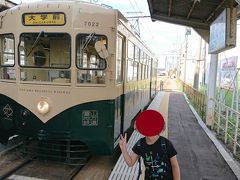  広貫堂前から再び市内電車に乗り、終点の南富山駅前に向かいました。やってきたのはレトロ電車でした。