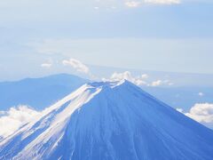 羽田発(08:15) - 広島(09:45)に搭乗。
富士山も雪をかぶっています。
いよいよ冬がやって来ました。
広島空港に近づくにつれそこかしこに掛かっているブルーシートがハッキリと見えて来て、山間部など今だ進まない復興に心が痛みました。
我が家も谷間の村なので本当に他人事ではないです！