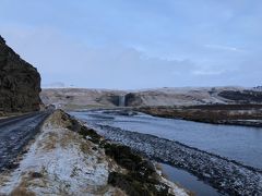 ☆Iceland-Skógafoss★

「スコゥガフォス」
こちらもセリャラントスフォス同様、人でごった返していた。かっての秘境、アイスランドは何処へやら。日本のお隣、某国からのツアーバスなどがガンガンやってきて、騒がしいやらなんだの。
スコゥガフォスは近くから見るのは諦め、川を挟んだポイントへ。このポイントはレンタカーならではの移動ポイントで、スコウガフォスへの分岐点少し手前の小道を入っていったところ。