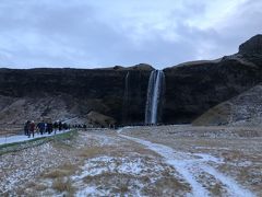 ☆Iceland-Seljalandsfoss★

「セリャラントスフォス」
ケフラヴィークよりレンタカーにて東アイスランドを目指すが、途中の景勝地で適宜休憩をしながら進む。まずはセリャラントスフォス。かっては自身の参加したミニバンのメンバーしかいないというぐらい人が少なかったセリャラントスフォス。その気になれば人が誰も写っていない写真を撮ることだって可能だったセリャラントスフォス。しかし、ツアーバスやレンタカーで駐車場はごった返し、滝までは人の行列が絶えることない。ほんの数年前までは考えられない程、人でごった返していた。