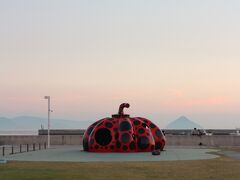 宮浦港近くの赤い南瓜。中が斬新で面白かった！