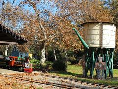 お隣りにはGriffith Park & Southern Railroadもアルよ。
小さな機関車に乗れます。
これは大人も乗れるので、私も以前乗った。
なかなか楽しかったぞえ(^^)
