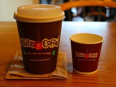 またPhilz Coffeeにやってきました。
このお水用のチビコップがかわゆす(◎´∀｀)ノ
