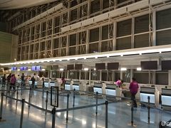 羽田空港からピーチの深夜便（MM809）でソウルへ向かいます。
ピーチのカウンターは国際線ターミナル出発フロアの右端、Aにあります。
余裕を持って22時前には空港に到着したので、まだチェックインカウンターは開いていませんでした。