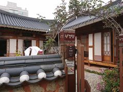 バス停から徒歩10分の、韓屋村にある「ブキュンダン　ハノク　ゲストハウス」。
オーナーさんが親切で、地図を見ながら片言の日本語で見所やおいしいお店を教えてくれました。