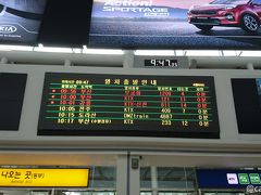 DMZトレインは10:15分発です。
ソウル駅の1駅南の龍山駅始発のため、発車時刻の直前までホームには入線しません。