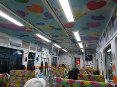 内装はとてもカラフル。
いろいろな言語で「平和」「愛」「和合」を意味する言葉が書かれています。
日本語は平仮名で表記されています。
窓の上には朝鮮戦争に関する写真が展示されています。