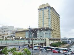 旭橋駅付近から見たリーガロイヤルグラン沖縄。