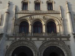 翌11/27の朝。
今日はベレン地区へ行きます。

リスボンカード購入のため
まずはレスタウラドーレス広場にある
インフォメーションへ。
その前にちょっと寄り道です。

わあ～、これがロシオ駅！
馬蹄形のエントランスが素敵～(*'▽'*)