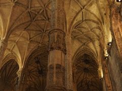 さあ、まずは隣のサンタ・マリア教会へ♪

入った途端に思わず声がもれるほど！
高い天井に細かな装飾を施された柱に
圧倒されました。