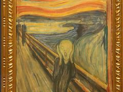 国立美術館 (Nasjonalgalleriet)

そして、、代表作の「叫び」(The Scream・The Cry)
ほとんどの入場者がこの「叫び」の前で何度も撮り直しをしつつ
記念撮影をしていました、、

（ムンクの日記より）
私は二人の友人と一緒に道を歩いていた。日が暮れようとしていた。突然、空が赤くなった。私は立ち止まり、疲れを感じ、柵によりかかった。そのとき見た景色は、青黒いフィヨルドと町並みの上に炎のような血と舌が被さるような感じだった。友人は気にせず歩いていたが、私は不安に襲われてその場に立ちすくんだ。そして私は自然を通り抜けていく無限の叫び声を聞いた（感じた）。

不安を煽る様な空の色、、そして叫んでいるポーズ＆表情、、
ムンクの心の叫びが伝わってくる様です、、

「叫び」も5枚の油彩版、その他にパステル画版、テンペラ画版、石版リトグラフ版が存在します、、
国立美術館が保有展示しているのは、1893年に一番先に描かれた最も有名な「叫び」です、、
この「叫び」を見たくて、、オスロにやって来たkuritchi、、
もっと、、激しいタッチの絵かと想像していましたのですが
意外と(?)さらりとしたタッチの絵でした、、

この後 美術館を一通り鑑賞して、、
