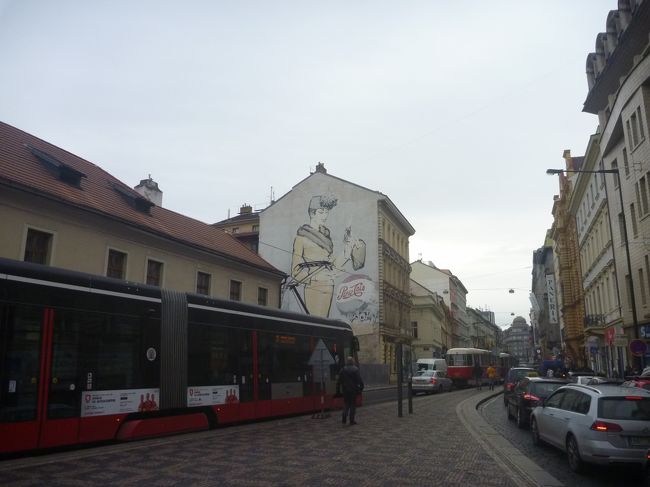 本屋さんから出てきて、歩いて10分くらいなので、ミュシャ美術館に向かいます。<br /><br />途中で、「この壁の絵もどなたかの旅行記でみたことある」と思い出して、写真を撮ろうとしたら、トラムがやってきました。<br /><br />ナイスタイミングというか、絵が隠れちゃったというか。。。