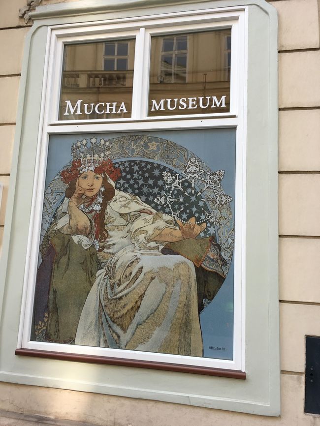 ミュシャ美術館は私は2回目なので、特にお買い物もないのですが、友達が初めてなので、けっこうガッツリ買い物してました。
