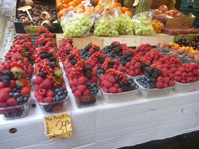 また歩き出して、「MUSTEK」駅まで来たのですが、ハヴェルスカー市場をのぞいてみようという事になって。。。<br /><br />冬でもベリー類がいっぱい。