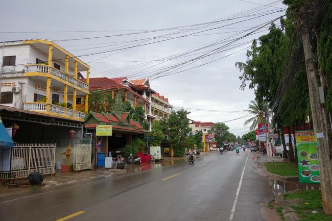 昼食取るために、一度街へ