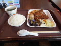 ちょうどお昼時になりました。芙蓉客銭という店で、お弁当を買いました。
とんかつとおかず４品、わかめスープとご飯です。