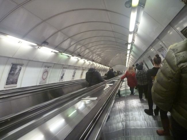 近くの「MUSTEK」駅からホテルに帰ります。<br /><br />プラハの地下鉄はかなり深いところにあるようで、駅のエスカレーターは早くて、長～いです。<br /><br />6か月ぶりで、懐かしい。
