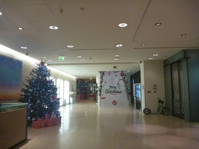 ANDEL駅までは、B線で２つ目。<br /><br />ホテルは駅から2分程度で便利です。<br /><br />ホテルのロビーです。　中央に写っている階段にクリスマスのデコレーション。<br /><br />その階段の左の灯りのところに、3基のエレベーターがあります。<br />