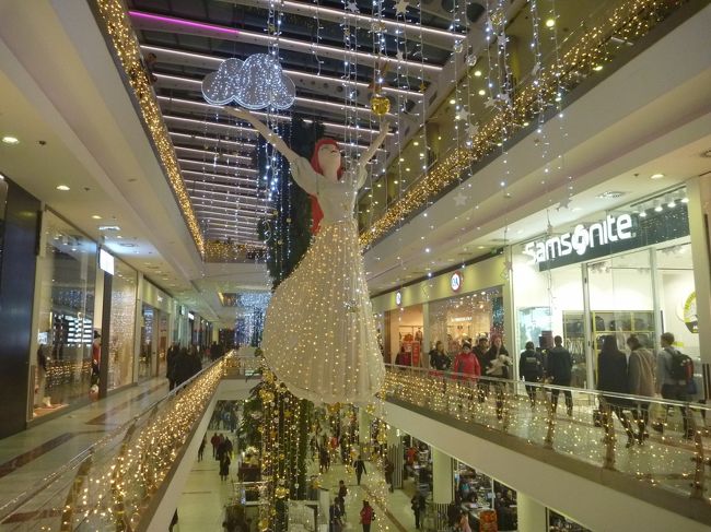 何かレストランでも入っていないかと探してみましたが、フードコートがあるだけで、これといったレストランもないようで。。。。<br /><br />せっかくの食事なので、美味しいもの食べたいし。。。