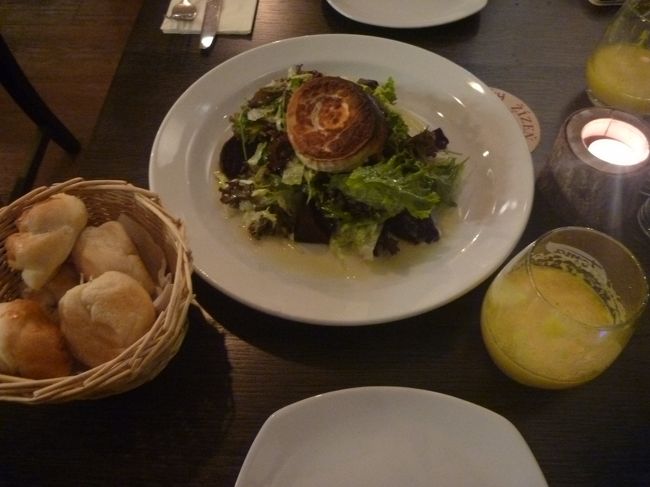 フレッシュのオレンジジュース。　<br /><br />サラダはこれで1人前。　すごく多いんですけど。。。<br /><br />2人でシェアーしたらちょうどの量です。　もちろんおいしい。<br /><br />ここで食べたお料理は、前回も含めてどれも美味しかったですけど、唯一左に写っているパンが美味しくなかったです。