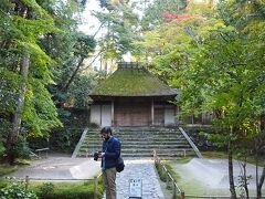 法然院は田舎のお寺っぽさと、京都の洗練された雰囲気がミックスされている感じがいいです。毎回必ず立ち寄り。5時の鐘がなり、門は閉まってしまいました。