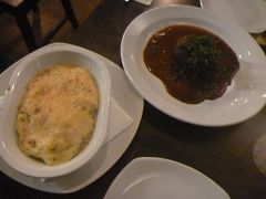 ホテル近くのレストランで食事