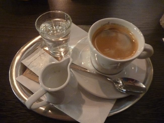 食後にコーヒーをお願いしたら、なんておしゃれ！！<br /><br />クリームも容器ごと温めてありました。　<br /><br />会計時に、カードを使って払おうとしたら、チップと言われたので、１００CZKにしたけど、多いのやら少ないのやらわかりません。　皆さんどうしているのでしょうか？