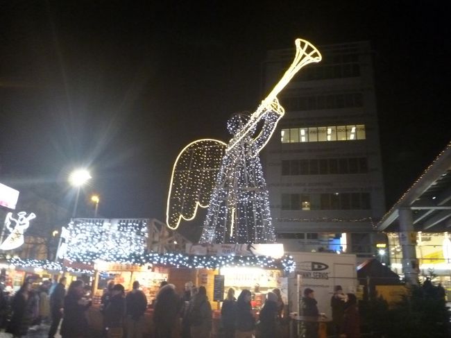 ANDEL駅前で開催中のクリスマスマーケットです。<br /><br />こじんまりしていますが、それなりに人では出ていました。<br /><br />ANDELって、エンジェルのチェコ語なのかしら？？