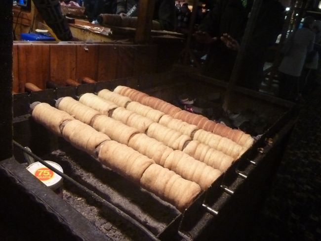 名物、トルデ二ークも売っていました。<br /><br />私は先回食べたけど、友達はせっかくだから旅行中に一度は食べたいといいます。<br /><br />今はお腹いっぱいだから、どこでも売っているし、後日にしましょうと、今日は写真だけにしました。