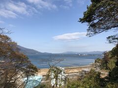 ソメイヨシノがずらりと並び、花換えまつりの賑わいが目に浮かぶようです。落ち葉拾いのおじさまが忙しそうでした。申し訳なく思いつつ、金ヶ崎城跡を目指して奥へ奥へ。

月見御殿から望む日本海。波もおだやかで陽射しも暖かく、決戦地とは思えません。しばらく海風にあたって一息。