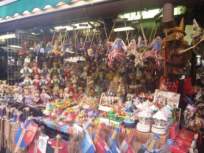 手を叩くと、けらけらと笑い出す魔女の人形がつるされていました。<br /><br />友達はお土産に買って行こうかと言いましたが、もらった人はちょっと怖いんじゃないかと思うんだけど。。。<br /><br />結局買わずに、別のマリオネットを後日買いました。<br />